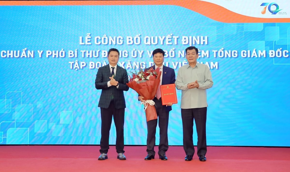 Đồng chí Nguyễn Đức Phong - Phó Bí thư Đảng ủy Chính phủ và Đồng chí Phạm Văn Thanh - Ủy viên BCH Đảng bộ Chính phủ, Bí thư Đảng ủy, Chủ tịch HĐQT Petrolimex trao Quyết định chuẩn y và tặng hoa chúc mừng Phó Bí thư Đảng ủy Petrolimex Lưu Văn Tuyển. Ảnh: Petrolimex. Đồng chí Nguyễn Đức Phong - Phó Bí thư Đảng ủy Chính phủ và Đồng chí Phạm Văn Thanh - Ủy viên BCH Đảng bộ Chính phủ, Bí thư Đảng ủy, Chủ tịch HĐQT Petrolimex trao Quyết định chuẩn y và tặng hoa chúc mừng Phó Bí thư Đảng ủy Petrolimex Lưu Văn Tuyển. Ảnh: Petrolimex.