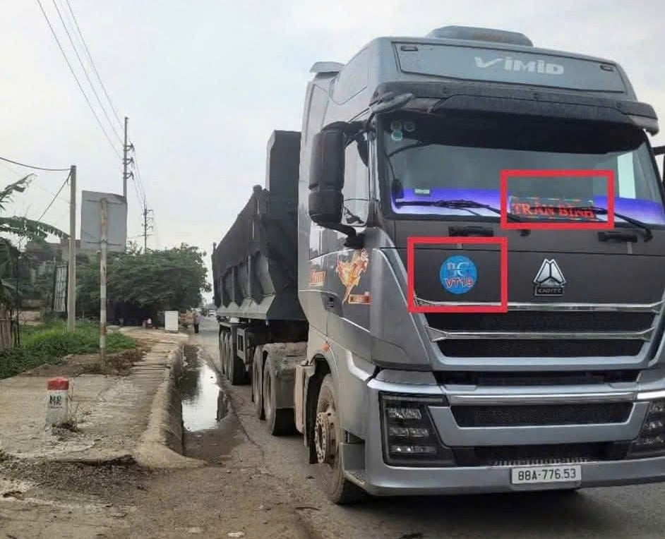 Một chiếc xe tải được dán nhãn 'bao luật' có lo-go và chữ Trần Bình. Ảnh: Công an tỉnh Phú Thọ. Một chiếc xe tải được dán nhãn 'bao luật' có lo-go và chữ Trần Bình. Ảnh: Công an tỉnh Phú Thọ.