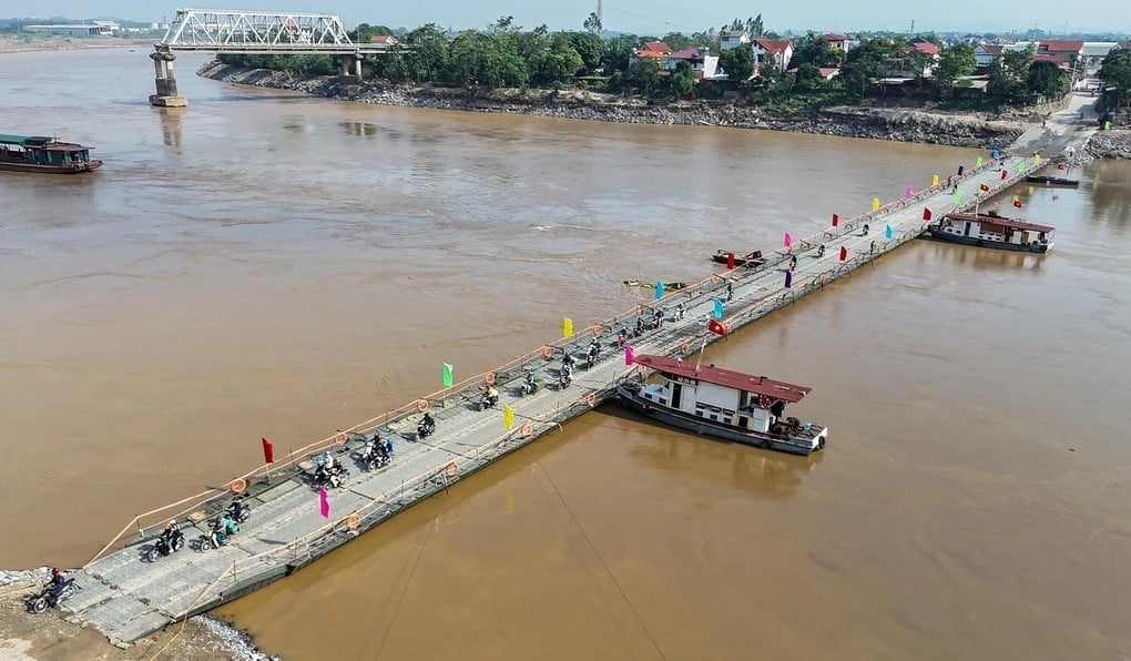 Cầu phao Phong Châu đã được nối lại vào trưa ngày 23/7, cho thông xe từ lúc 11g30. Ảnh: Nguyễn Hải. Cầu phao Phong Châu đã được nối lại vào trưa ngày 23/7, cho thông xe từ lúc 11g30. Ảnh: Nguyễn Hải.