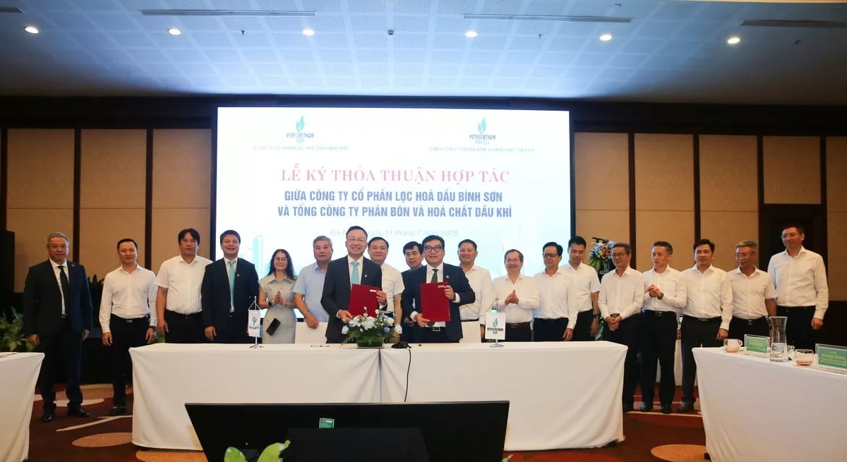 Đại diện PVFCCo – Phú Mỹ và BSR thực hiện ký kết thỏa thuận hợp tác toàn diện. Ảnh: PVFCCo – Phú Mỹ. Đại diện PVFCCo – Phú Mỹ và BSR thực hiện ký kết thỏa thuận hợp tác toàn diện. Ảnh: PVFCCo – Phú Mỹ.