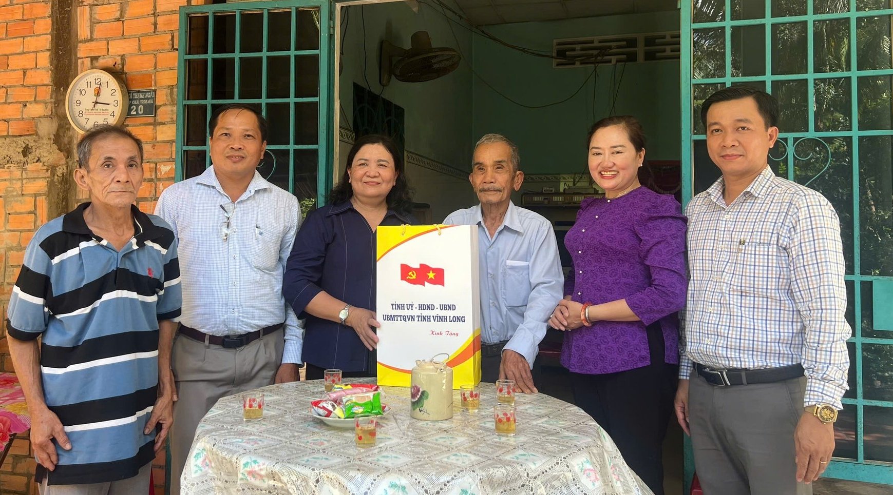 Bà Hồ Thị Hoàng Yến (thứ ba từ trái sang) thăm và tặng quà cho gia đình người có công, chính sách. Ảnh: Minh Đảm. Bà Hồ Thị Hoàng Yến (thứ ba từ trái sang) thăm và tặng quà cho gia đình người có công, chính sách. Ảnh: Minh Đảm.