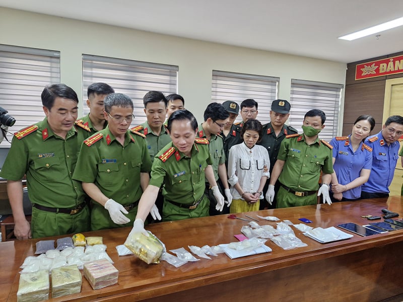 Lực lượng chức năng kiểm tra vật chứng thu được trong chuyên án. Ảnh: Công an cung cấp. Lực lượng chức năng kiểm tra vật chứng thu được trong chuyên án. Ảnh: Công an cung cấp.