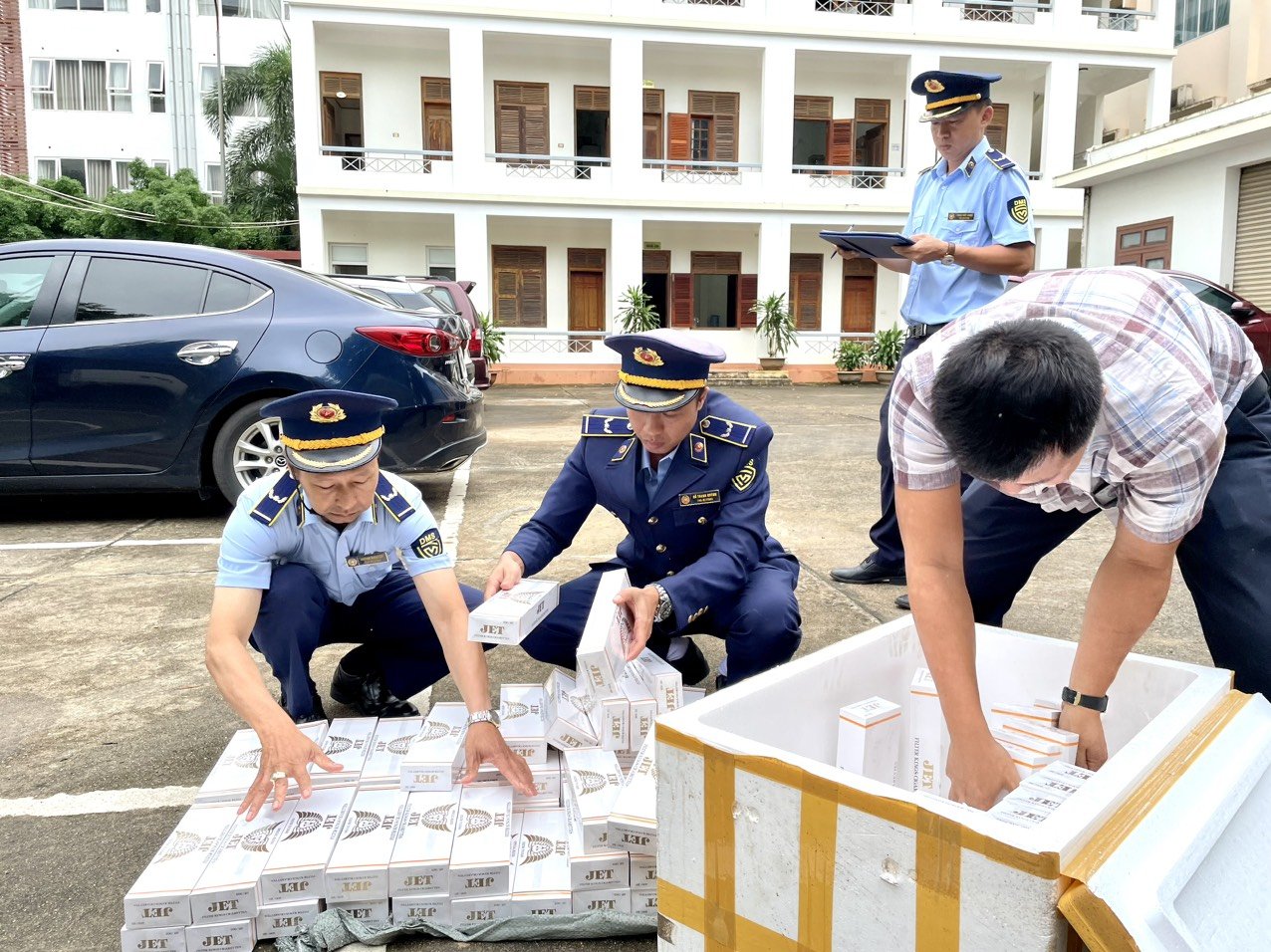 Lực lượng Quản lý thị trường Đắk Lắk phát hiện, xử lý 700 bao thuốc lá nhập lậu tại xã Ea Ktur. Ảnh: Chi cục QLTT Đắk Lắk. Lực lượng Quản lý thị trường Đắk Lắk phát hiện, xử lý 700 bao thuốc lá nhập lậu tại xã Ea Ktur. Ảnh: Chi cục QLTT Đắk Lắk.