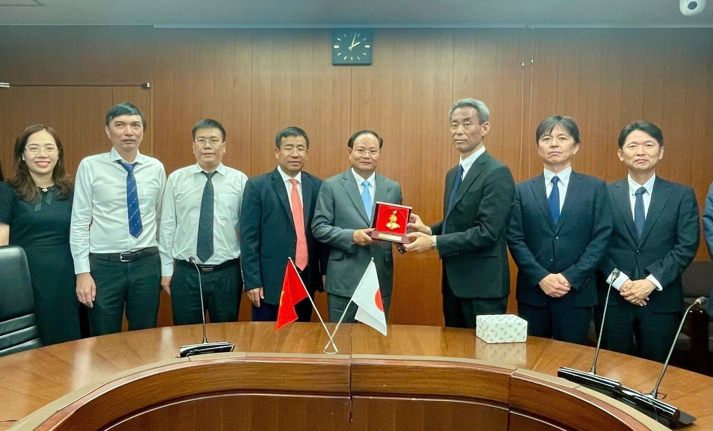 Thứ trưởng Lê Minh Ngân trao quà và chụp ảnh lưu niệm với Thứ trưởng Amakawa Hirofumi. Ảnh: Cục QLĐĐ. Thứ trưởng Lê Minh Ngân trao quà và chụp ảnh lưu niệm với Thứ trưởng Amakawa Hirofumi. Ảnh: Cục QLĐĐ.