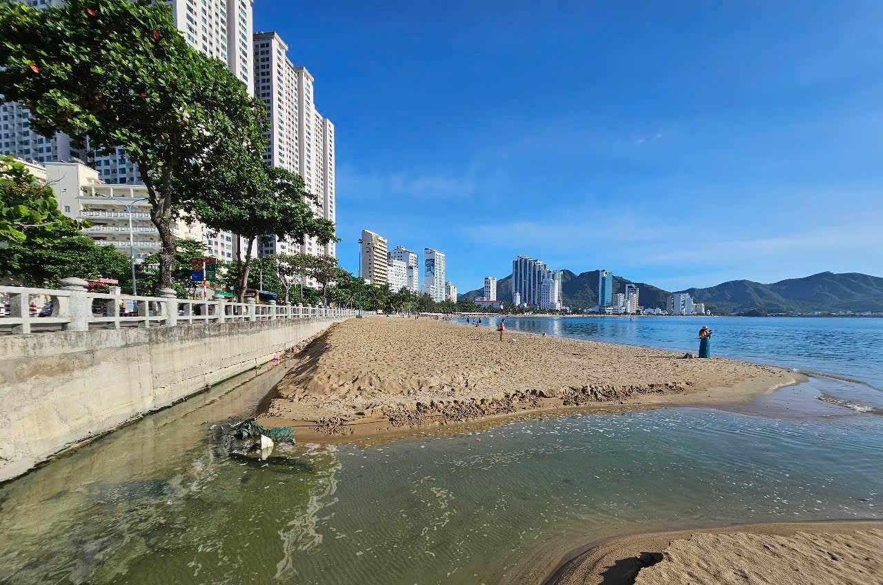 Hiện trường sau trận mưa lớn vào ngày 25/6 vừa qua tại bãi biển đường Phạm Văn Đồng, gần Hòn Chồng. Ảnh: Kim Sơ. Hiện trường sau trận mưa lớn vào ngày 25/6 vừa qua tại bãi biển đường Phạm Văn Đồng, gần Hòn Chồng. Ảnh: Kim Sơ.