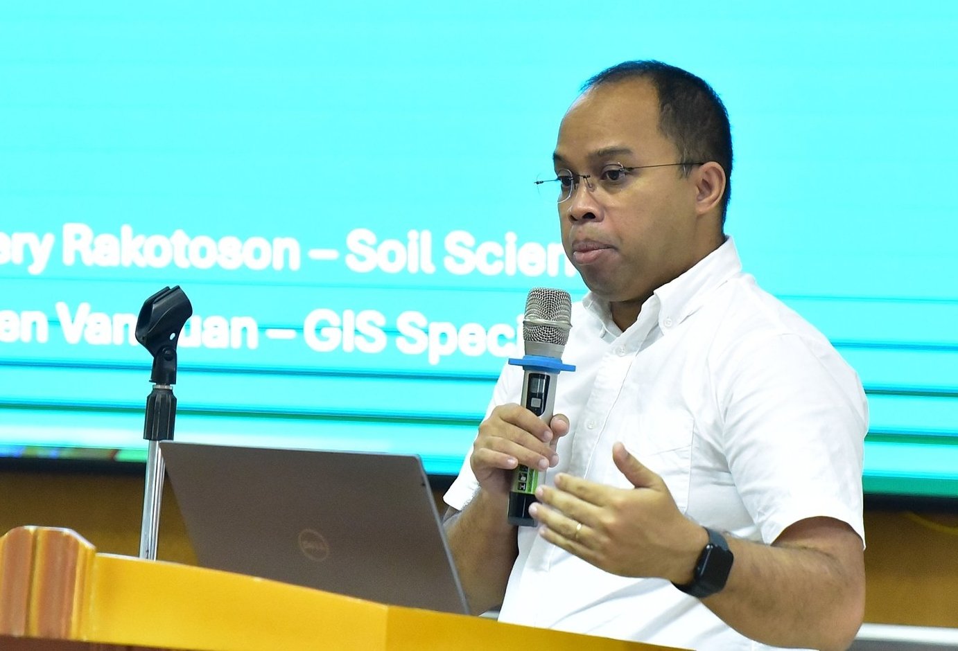 TS Tovohery Rakotoson - chuyên gia về đất của IRRI trình bày các giải pháp quản lý dinh dưỡng với 3 loại đất trồng lúa khác nhau ở Việt Nam. Ảnh: Kiều Chi. TS Tovohery Rakotoson - chuyên gia về đất của IRRI trình bày các giải pháp quản lý dinh dưỡng với 3 loại đất trồng lúa khác nhau ở Việt Nam. Ảnh: Kiều Chi.