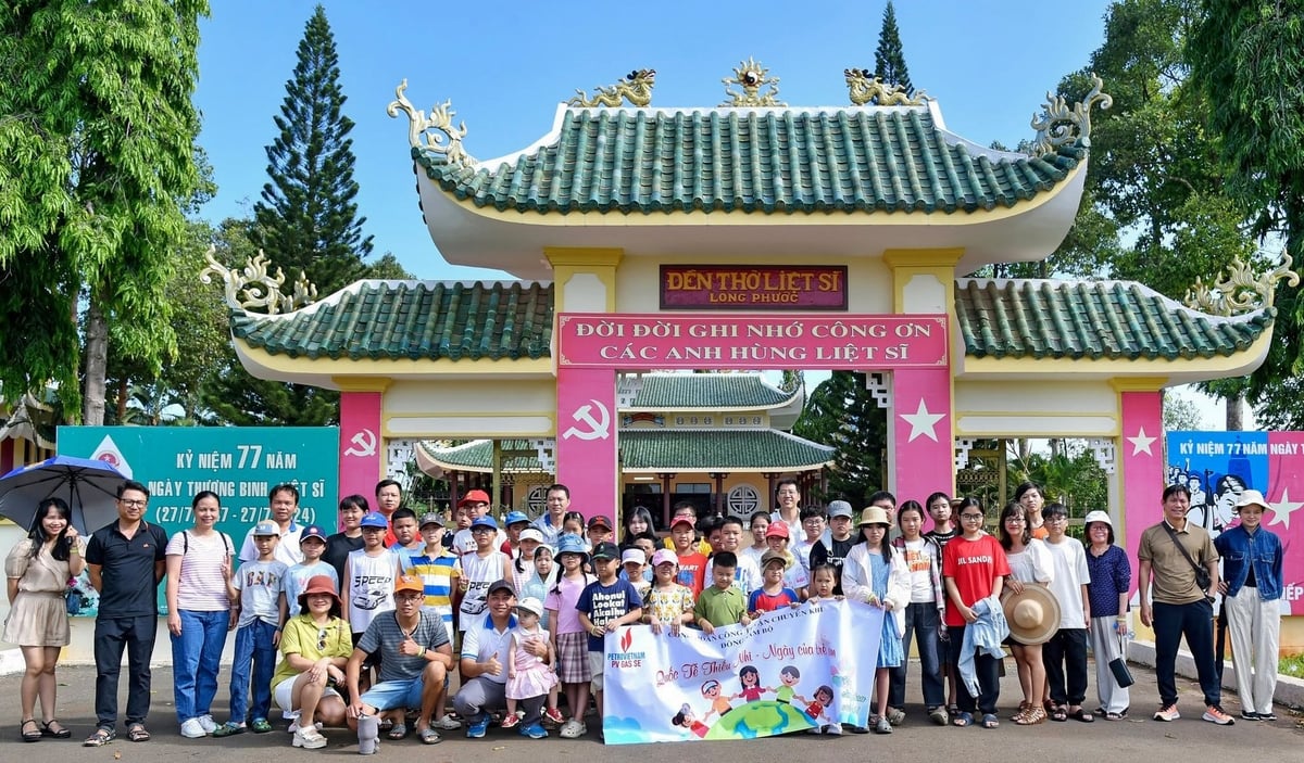 Con em CBCNV PV GAS SE tham quan Địa đạo Long Phước. Ảnh: PV GAS. Con em CBCNV PV GAS SE tham quan Địa đạo Long Phước. Ảnh: PV GAS.