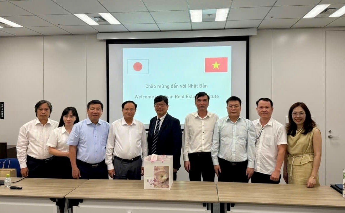 Thứ trưởng Lê Minh Ngân trao quà và chụp ảnh lưu niệm cho Viện Nghiên cứu Bất động sản Nhật Bản - JREI. Ảnh: Cục QLĐĐ. Thứ trưởng Lê Minh Ngân trao quà và chụp ảnh lưu niệm cho Viện Nghiên cứu Bất động sản Nhật Bản - JREI. Ảnh: Cục QLĐĐ.