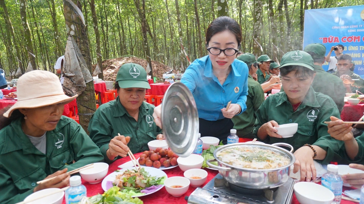 Ấm áp 'Bữa cơm Công đoàn' giữa đại ngàn cao su. Ảnh: Trần Trung. Ấm áp 'Bữa cơm Công đoàn' giữa đại ngàn cao su. Ảnh: Trần Trung.