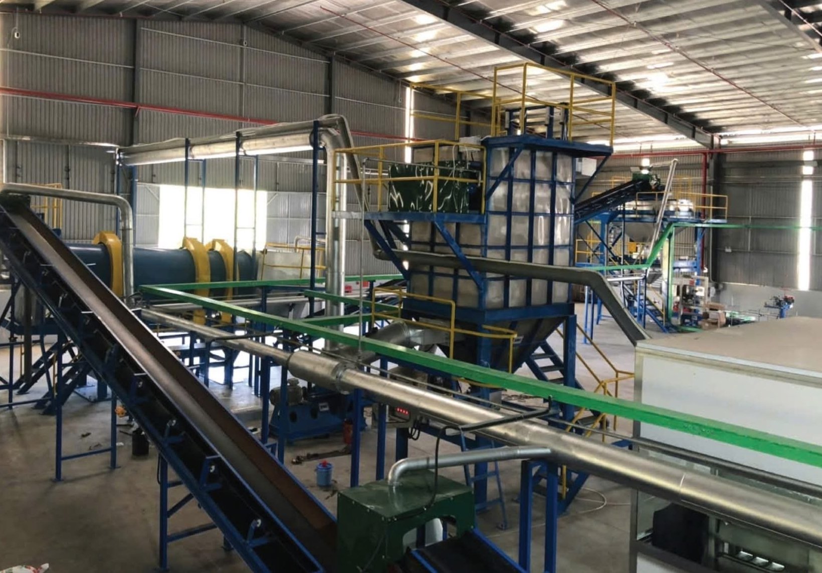 Với hệ thống trang thiết bị và ứng dụng công nghệ phối trộn hiện đại, nhà máy sẽ cho ra đời những dòng sản phẩm hiệu quả, chất lượng. Ảnh: PVCFC. Với hệ thống trang thiết bị và ứng dụng công nghệ phối trộn hiện đại, nhà máy sẽ cho ra đời những dòng sản phẩm hiệu quả, chất lượng. Ảnh: PVCFC.