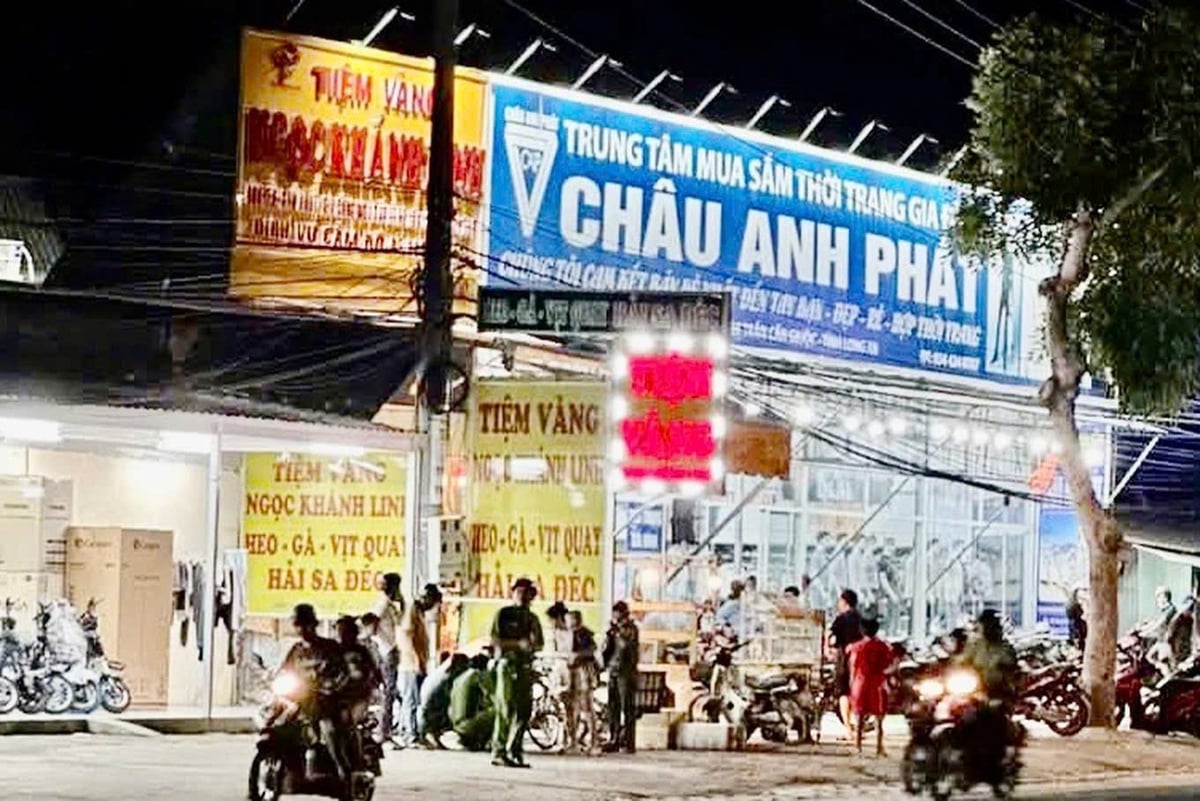 Cảnh sát khám nghiệm hiện trường. Ảnh: N.H. Cảnh sát khám nghiệm hiện trường. Ảnh: N.H.