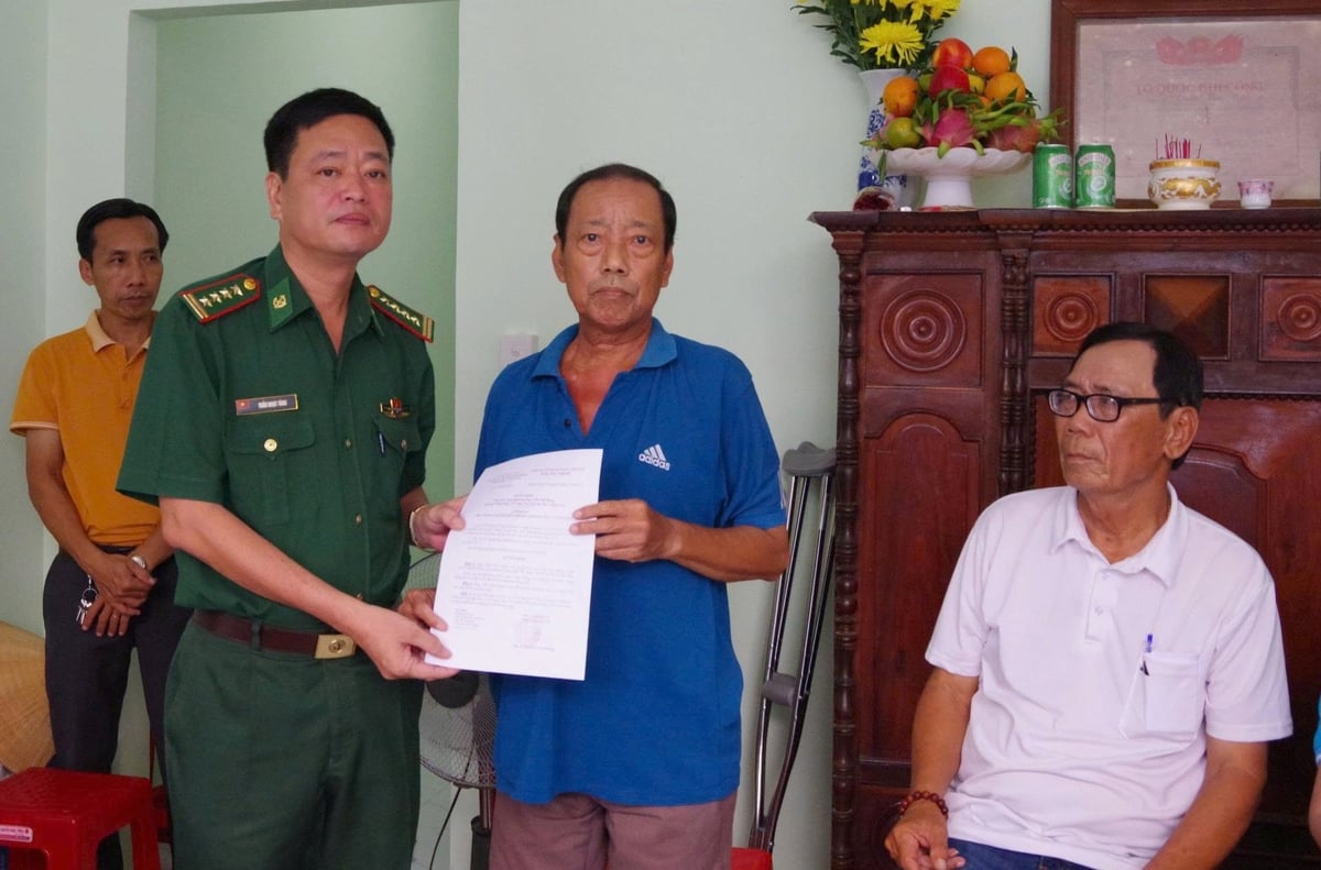 Đại tá Trần Ngọc Tăng, Phó Chỉ huy trưởng Ban Chỉ huy Bộ đội Biên phòng TP.HCM trao quyết định tặng nhà tình nghĩa cho ông Trần Văn Hùng. Ảnh: Quang Anh. Đại tá Trần Ngọc Tăng, Phó Chỉ huy trưởng Ban Chỉ huy Bộ đội Biên phòng TP.HCM trao quyết định tặng nhà tình nghĩa cho ông Trần Văn Hùng. Ảnh: Quang Anh.