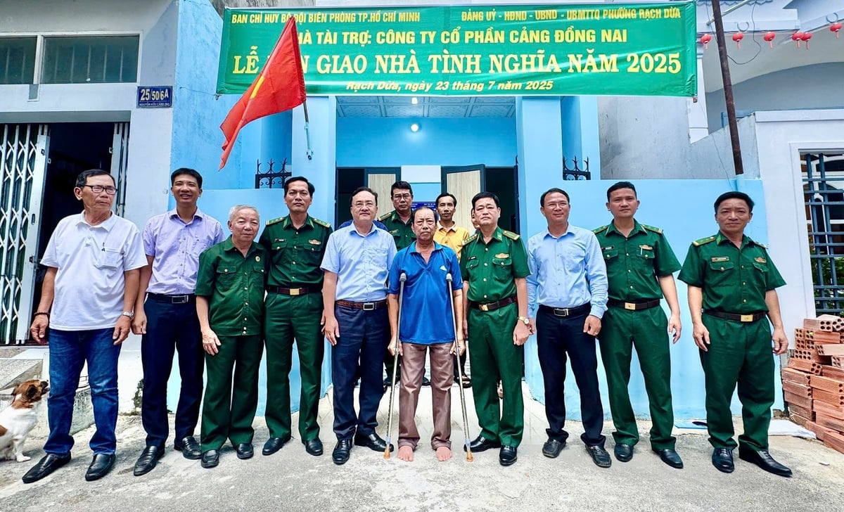 Các đại biểu và gia đình ông Trần Văn Hùng vui mừng chụp hình bên ngôi nhà mới. Ảnh: Quang Anh. Các đại biểu và gia đình ông Trần Văn Hùng vui mừng chụp hình bên ngôi nhà mới. Ảnh: Quang Anh.