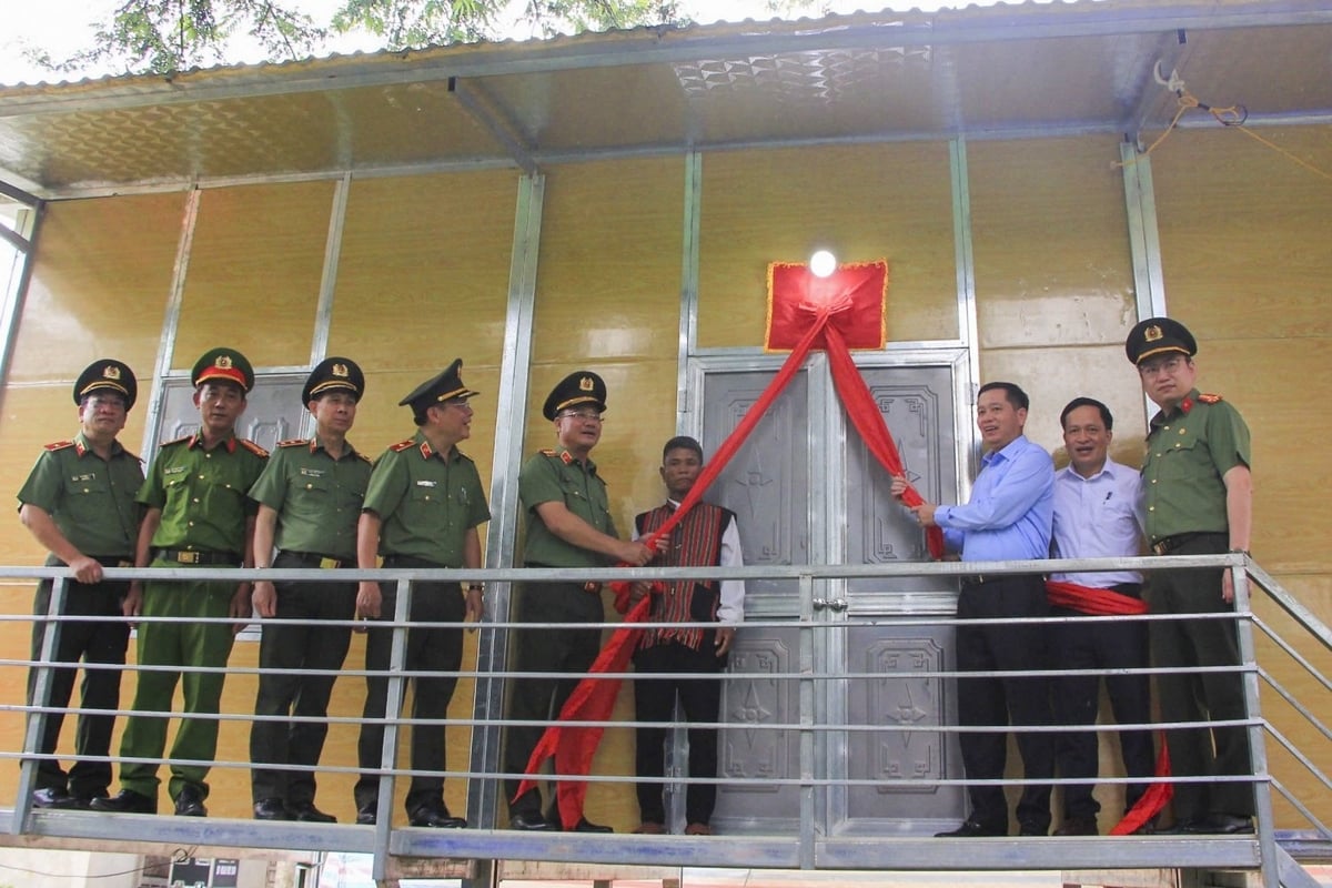 Các đại biểu thực hiện nghi thức khánh thành và bàn giao nhà mới cho hộ gia đình ông Hồ Văn Bôn, xã Đakrông, tỉnh Quảng Trị. Ảnh: Petrovietnam. Các đại biểu thực hiện nghi thức khánh thành và bàn giao nhà mới cho hộ gia đình ông Hồ Văn Bôn, xã Đakrông, tỉnh Quảng Trị. Ảnh: Petrovietnam.