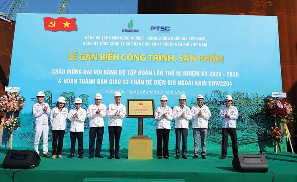 Lễ gắn biển công trình, sản phẩm Chào mừng Đại hội Đảng bộ Petrovietnam lần thứ IV, nhiệm kỳ 2025-2030. Ảnh: Petrovietnam. Lễ gắn biển công trình, sản phẩm Chào mừng Đại hội Đảng bộ Petrovietnam lần thứ IV, nhiệm kỳ 2025-2030. Ảnh: Petrovietnam.