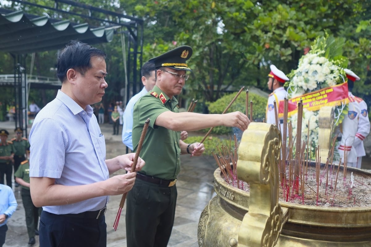 Thượng tướng Phạm Thế Tùng - Thứ trưởng Bộ Công an và đồng chí Lê Ngọc Sơn Tổng Giám đốc Petrovietnam thắp hương tri ân các anh hùng liệt sỹ đã anh dũng hy sinh cho sự nghiệp bảo vệ Tổ quốc. Ảnh: Petrovietnam. Thượng tướng Phạm Thế Tùng - Thứ trưởng Bộ Công an và đồng chí Lê Ngọc Sơn Tổng Giám đốc Petrovietnam thắp hương tri ân các anh hùng liệt sỹ đã anh dũng hy sinh cho sự nghiệp bảo vệ Tổ quốc. Ảnh: Petrovietnam.