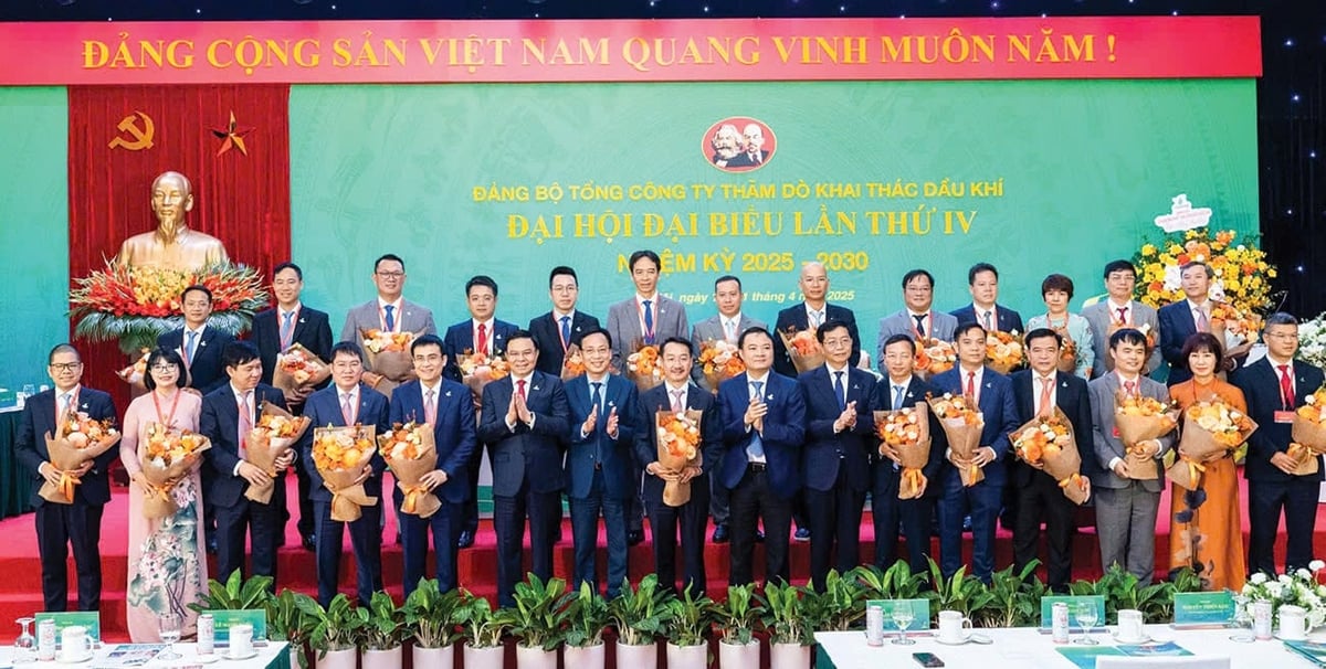 Ban Chấp hành Đảng bộ PVEP khóa IV, nhiệm kỳ 2025-2030 ra mắt Đại hội. Ảnh: Petrovietnam. Ban Chấp hành Đảng bộ PVEP khóa IV, nhiệm kỳ 2025-2030 ra mắt Đại hội. Ảnh: Petrovietnam.
