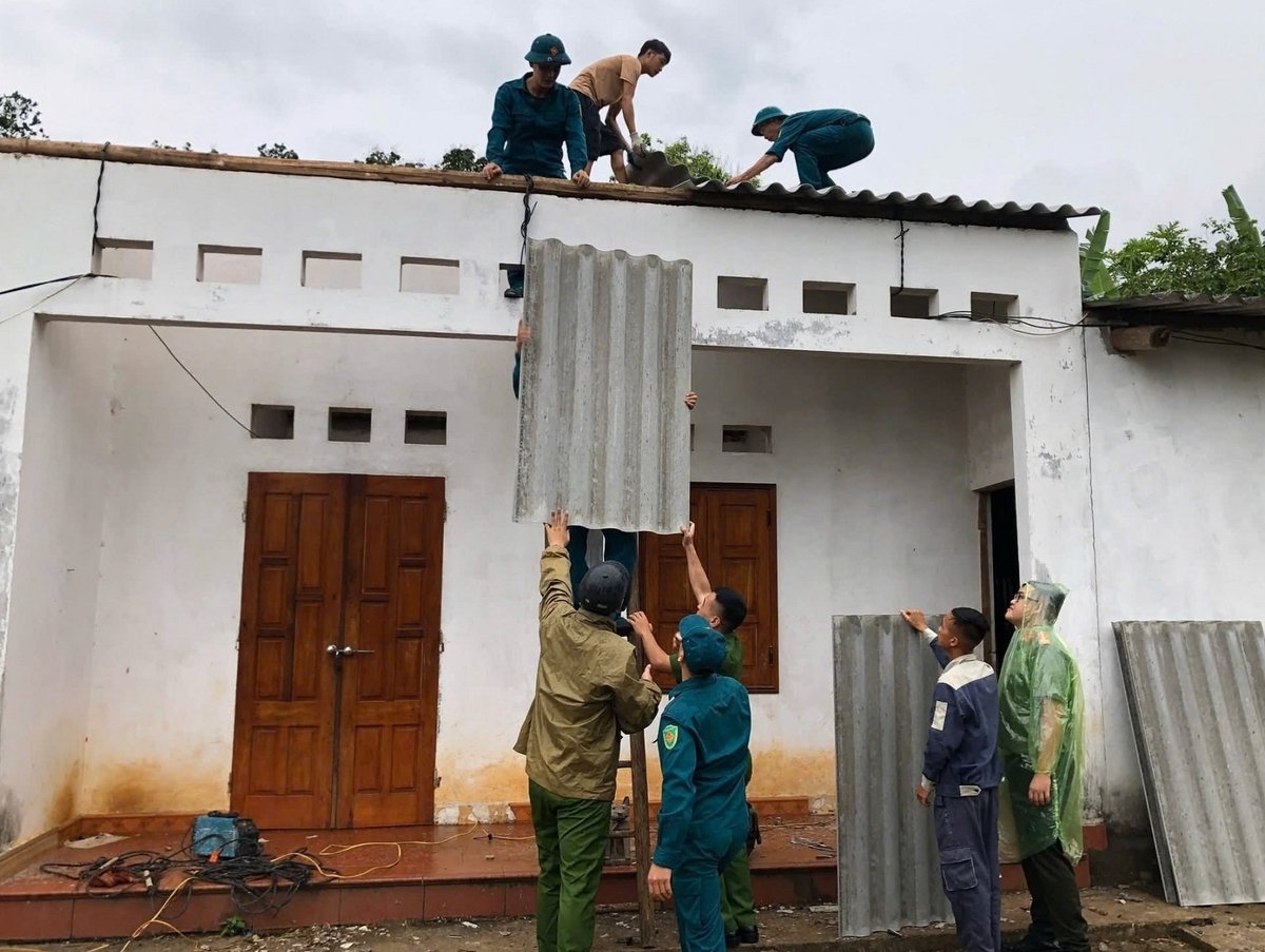 Mưa bão, gió lốc đã làm hàng trăm ngôi nhà của người dân Lạng Sơn bị thiệt hại. Ảnh: Hoàng Thơ. Mưa bão, gió lốc đã làm hàng trăm ngôi nhà của người dân Lạng Sơn bị thiệt hại. Ảnh: Hoàng Thơ.