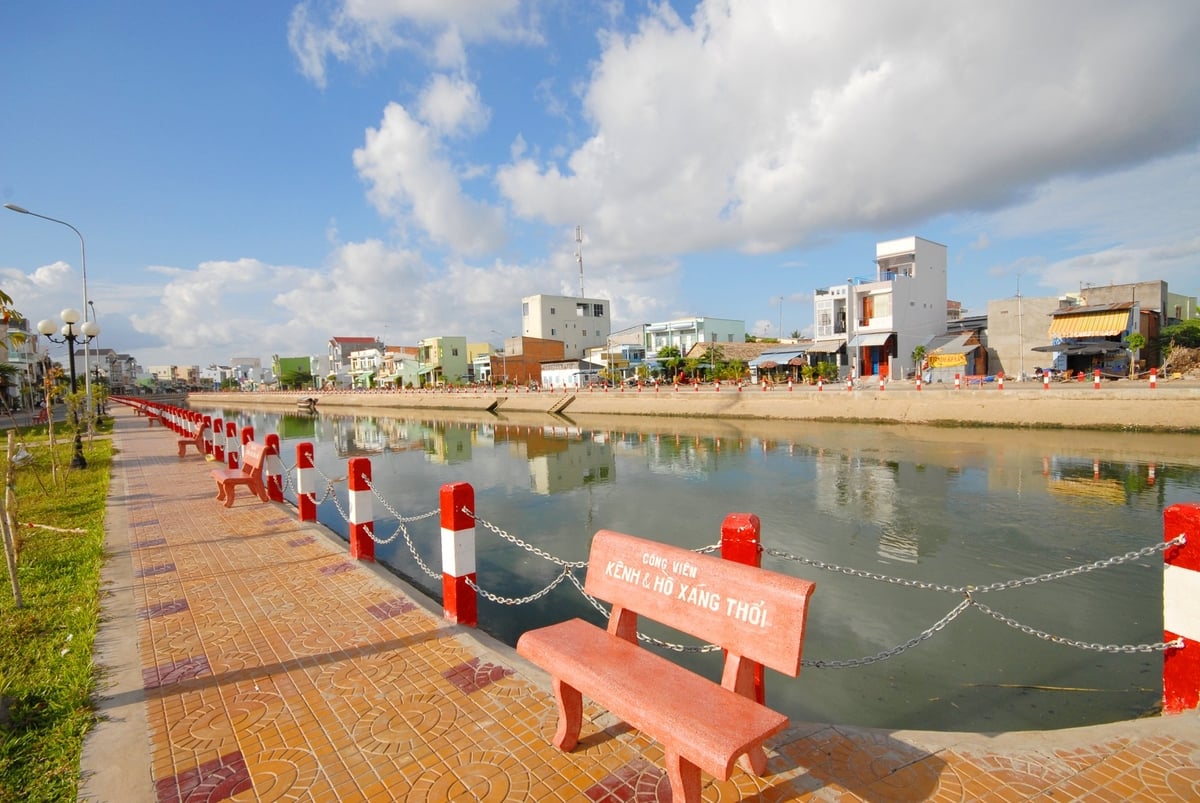 Những dòng kênh từng là bản sắc sông nước Cần Thơ nay bị san lấp hoặc bó hẹp bằng bê tông. Ảnh: Lê Hoàng Vũ. Những dòng kênh từng là bản sắc sông nước Cần Thơ nay bị san lấp hoặc bó hẹp bằng bê tông. Ảnh: Lê Hoàng Vũ.