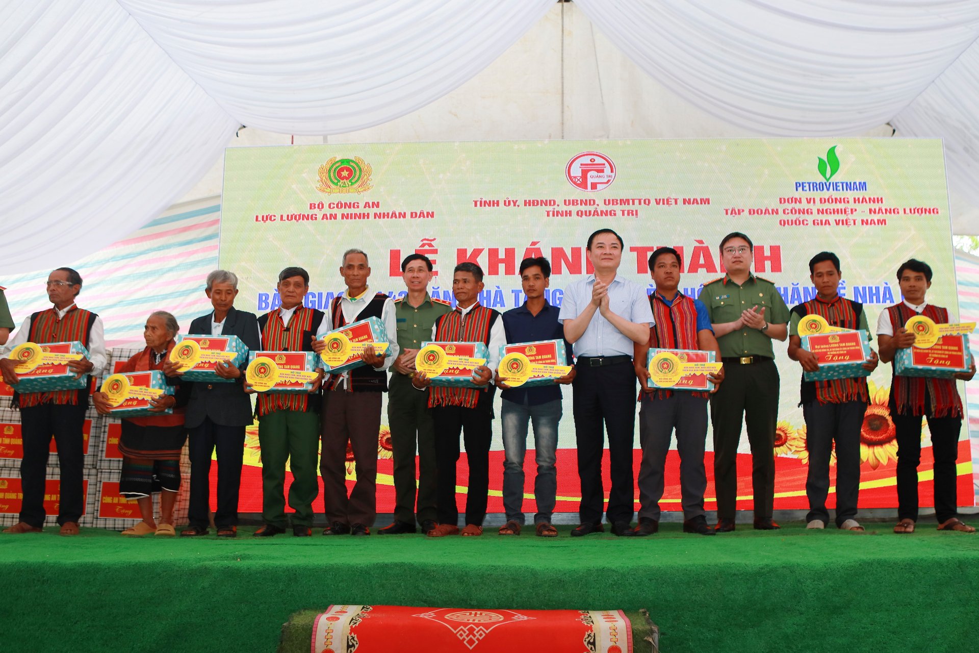 Ông Lê Ngọc Sơn, Tổng Giám đốc Petrovietnam và Đại tá Tô Long, đại diện Bộ Công an trao quà cho các hộ dân hai huyện miền núi trong lễ khánh thành. Ảnh: PVCFC. Ông Lê Ngọc Sơn, Tổng Giám đốc Petrovietnam và Đại tá Tô Long, đại diện Bộ Công an trao quà cho các hộ dân hai huyện miền núi trong lễ khánh thành. Ảnh: PVCFC.
