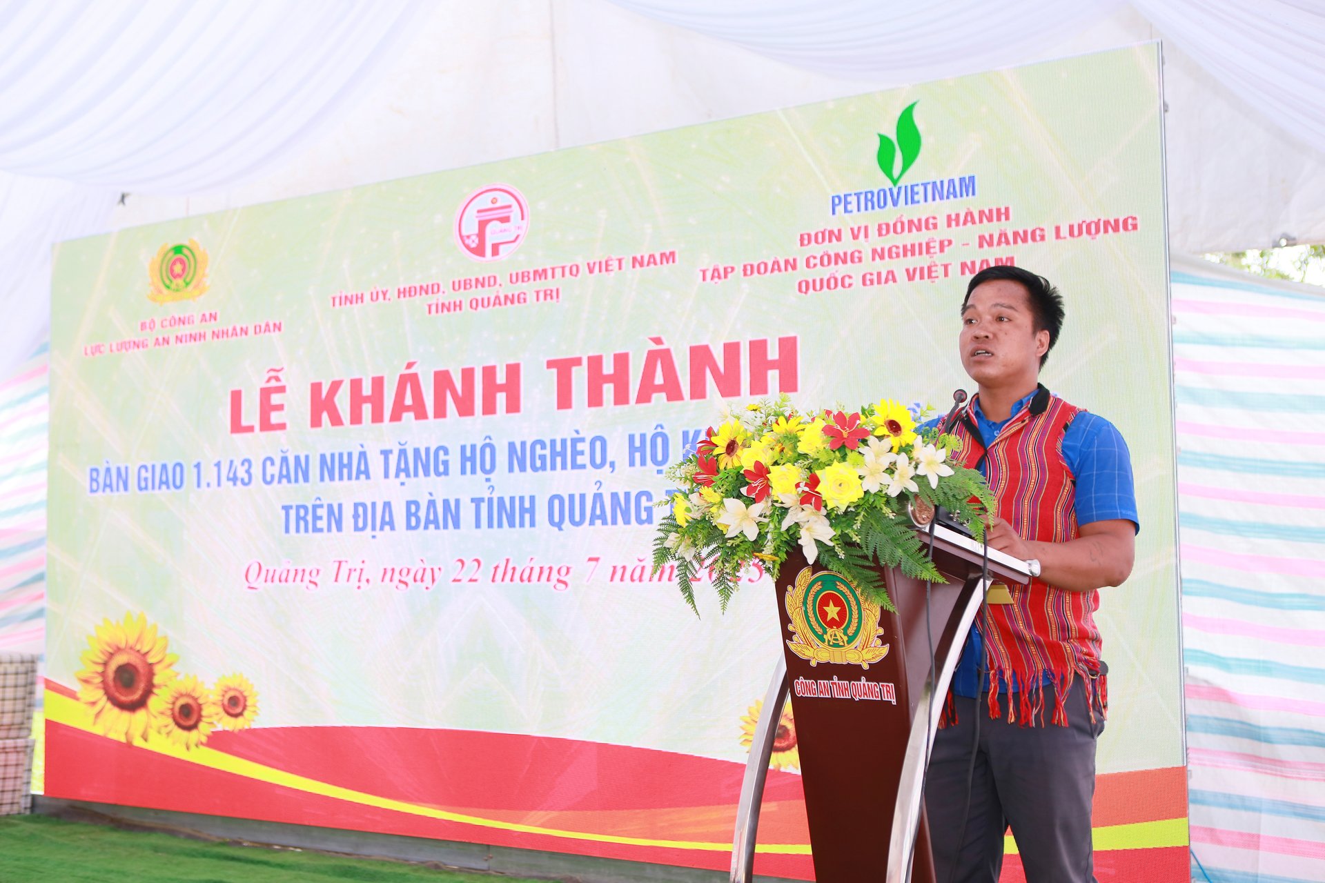 Anh Hồ Văn Chura, đại diện các hộ gia đình được hỗ trợ nhà ở đã bày tỏ tình cảm, gửi lời cảm ơn đến các đơn vị đã chung tay mang đến mái nhà vững chãi cho đồng bào vùng cao. Ảnh: PVCFC. Anh Hồ Văn Chura, đại diện các hộ gia đình được hỗ trợ nhà ở đã bày tỏ tình cảm, gửi lời cảm ơn đến các đơn vị đã chung tay mang đến mái nhà vững chãi cho đồng bào vùng cao. Ảnh: PVCFC.