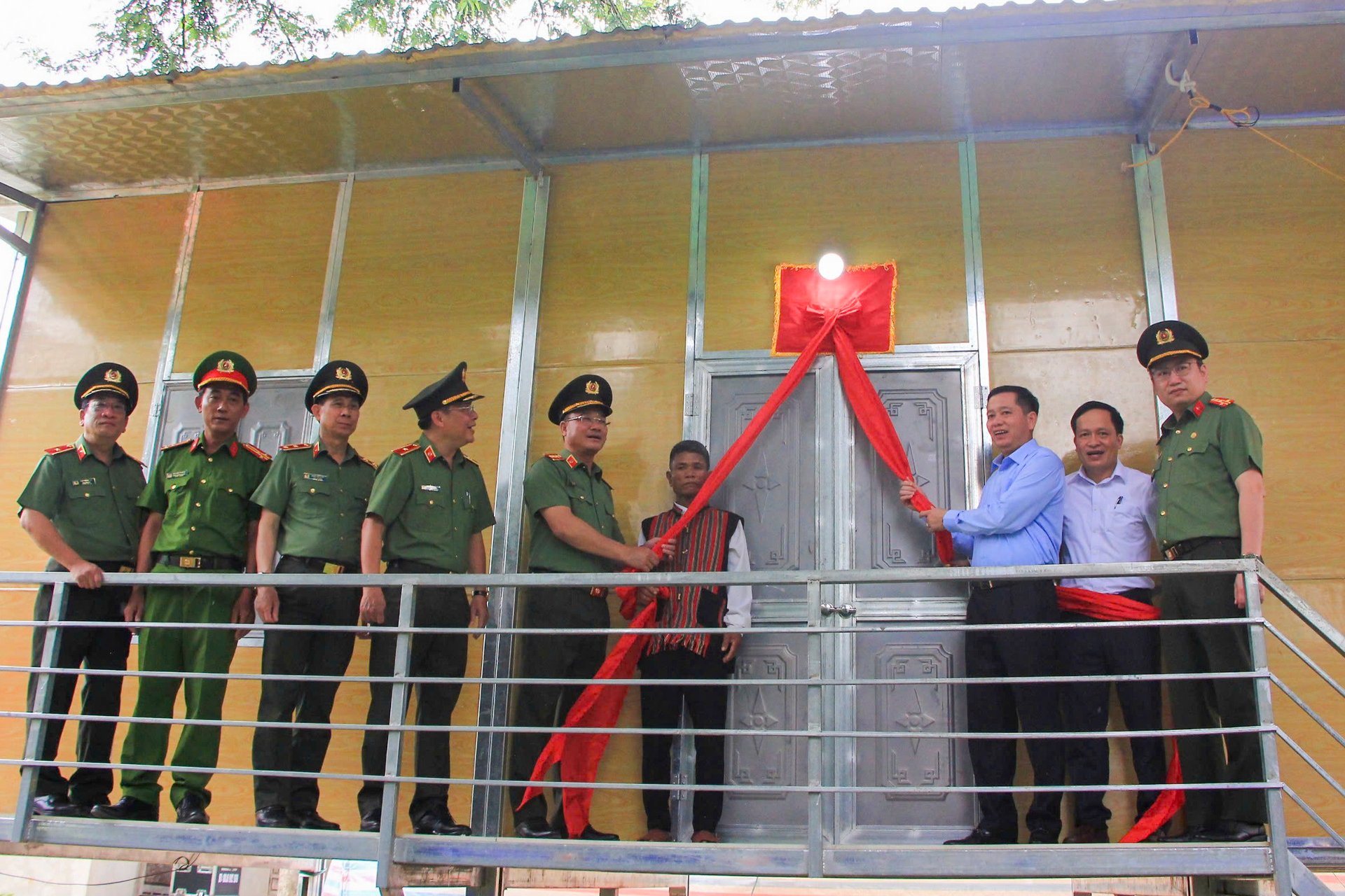 Các đại biểu kéo băng khánh thành nhà mới trao tặng nhà mới cho các hoàn cảnh nghèo, khó khăn tại Quảng Trị. Ảnh: PVCFC. Các đại biểu kéo băng khánh thành nhà mới trao tặng nhà mới cho các hoàn cảnh nghèo, khó khăn tại Quảng Trị. Ảnh: PVCFC.