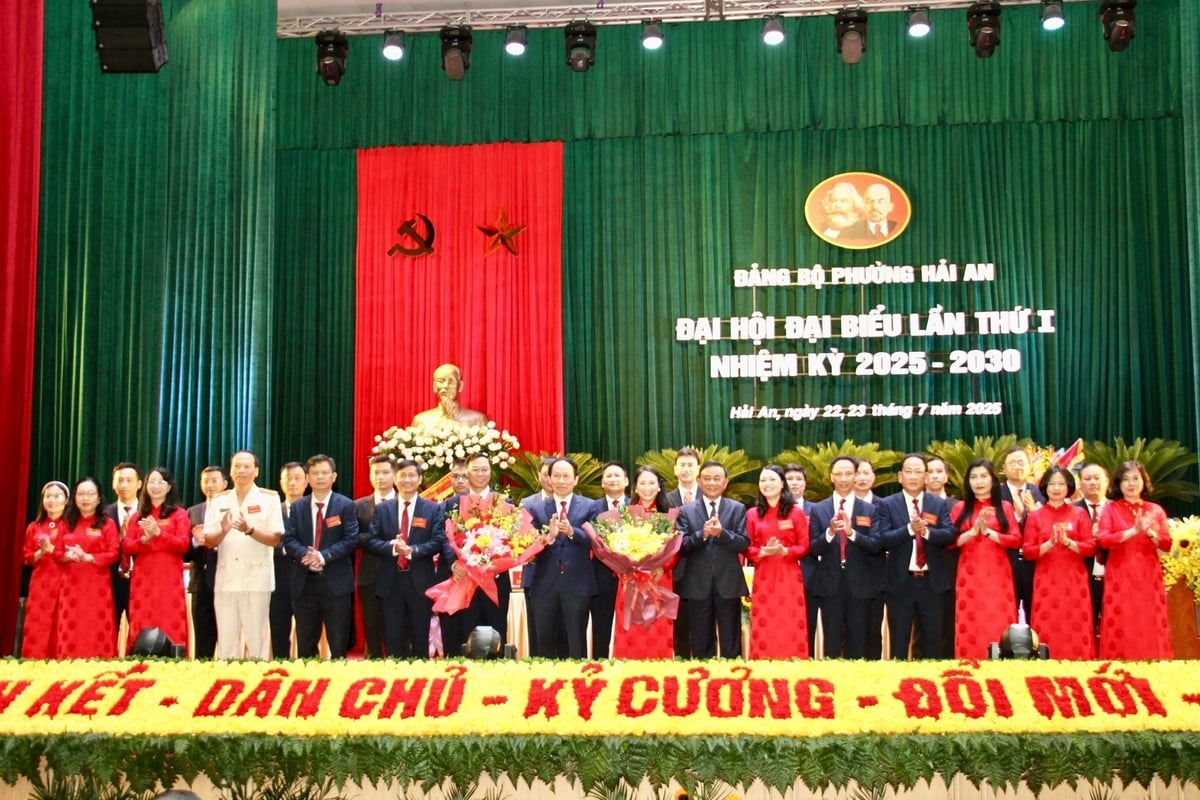 Ban Chấp hành Đảng bộ phường Hải An nhiệm kỳ 2025-2030 ra mắt Đại hội. Ảnh: Việt Cường. Ban Chấp hành Đảng bộ phường Hải An nhiệm kỳ 2025-2030 ra mắt Đại hội. Ảnh: Việt Cường.