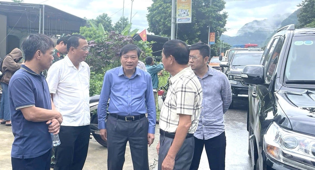 Chủ tịch UBND tỉnh Nghệ An Lê Hồng Vinh (giữa) cùng Đoàn công tác trực tiếp di chuyển đến vùng lũ. Ảnh: Trọng Kiên. Chủ tịch UBND tỉnh Nghệ An Lê Hồng Vinh (giữa) cùng Đoàn công tác trực tiếp di chuyển đến vùng lũ. Ảnh: Trọng Kiên.