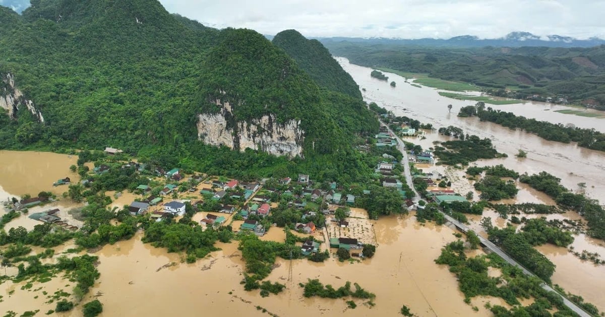 Nước thượng nguồn đổ về dồn dập kết hợp các nhà máy thủy điện xả lũ, phút chốc nhấn chìm xã Con Cuông. Ảnh: Đình Tiệp. Nước thượng nguồn đổ về dồn dập kết hợp các nhà máy thủy điện xả lũ, phút chốc nhấn chìm xã Con Cuông. Ảnh: Đình Tiệp.