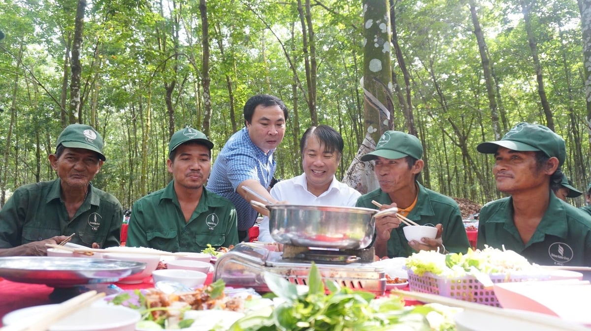 Ông Nguyễn Trường Giang, Phó Tổng Giám đốc Công ty TNHH MTV Cao su Lộc Ninh (áo trắng) cùng dùng bữa cơm với công nhân. Ảnh: Trần Trung. Ông Nguyễn Trường Giang, Phó Tổng Giám đốc Công ty TNHH MTV Cao su Lộc Ninh (áo trắng) cùng dùng bữa cơm với công nhân. Ảnh: Trần Trung.