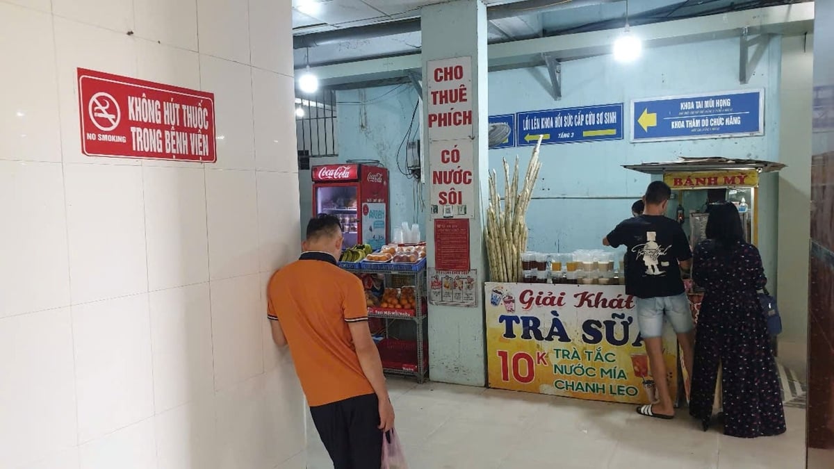 Biển 'không hút thuốc trong bệnh viện' được đặt tại nhiều vị trí trong Bệnh viện Sản Nhi Nghệ An. Ảnh: Đình Tiệp. Biển 'không hút thuốc trong bệnh viện' được đặt tại nhiều vị trí trong Bệnh viện Sản Nhi Nghệ An. Ảnh: Đình Tiệp.