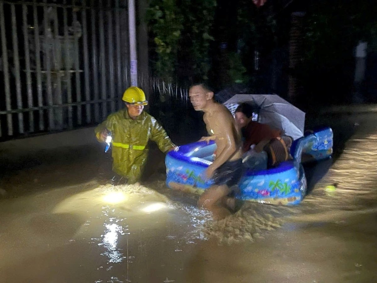 Người dân xã Tương Dương và nhiều địa phương khác chạy lũ trong đêm. Ảnh: Trường Bách.