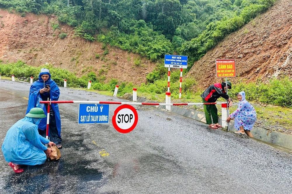 Công an xã Mường Típ (tỉnh Nghệ An) lập chốt, cử lực lượng canh gác đoạn qua điểm sạt lở tại bản Xốp Típ. Ảnh: Cổng TTĐT Bộ Công an. Công an xã Mường Típ (tỉnh Nghệ An) lập chốt, cử lực lượng canh gác đoạn qua điểm sạt lở tại bản Xốp Típ. Ảnh: Cổng TTĐT Bộ Công an.