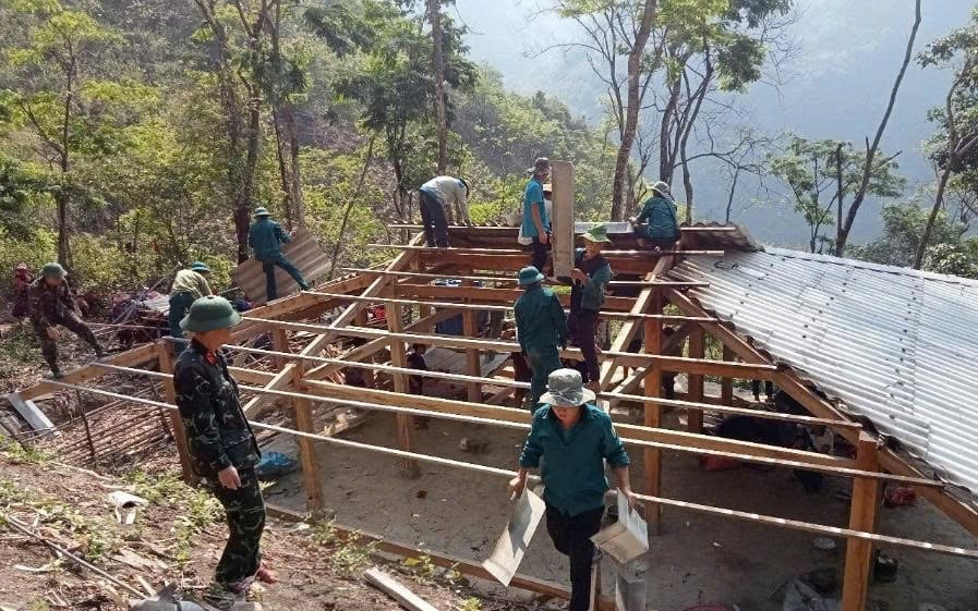 Lực lượng dân quân và bộ đội hỗ trợ người dân di dời khỏi vùng có nguy cơ sạt lở. Ảnh: Hoàng Châu. Lực lượng dân quân và bộ đội hỗ trợ người dân di dời khỏi vùng có nguy cơ sạt lở. Ảnh: Hoàng Châu.