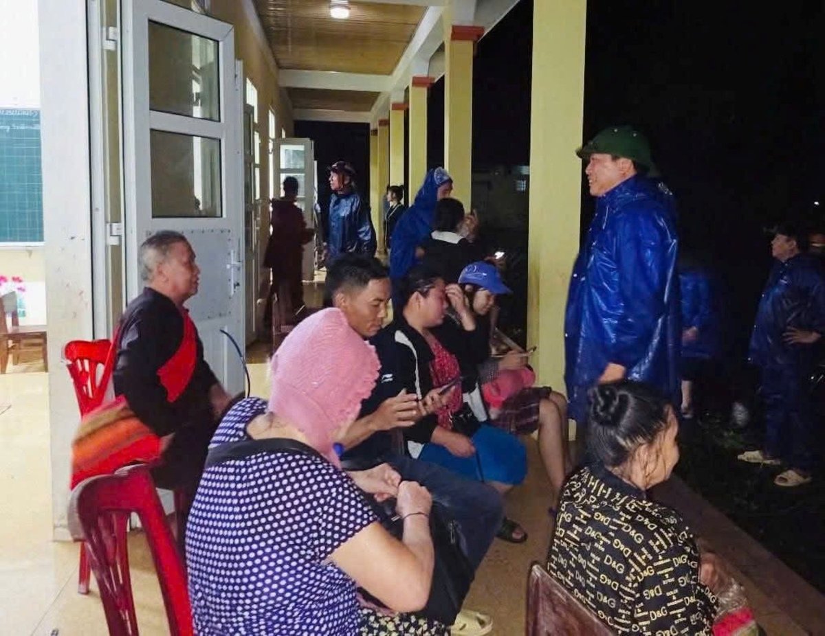Di dời khẩn cấp 120 hộ dân Bản Vẽ, xã Yên Na trong đêm để đảm bảo an toàn. Ảnh: Cổng thông tin Yên Na.