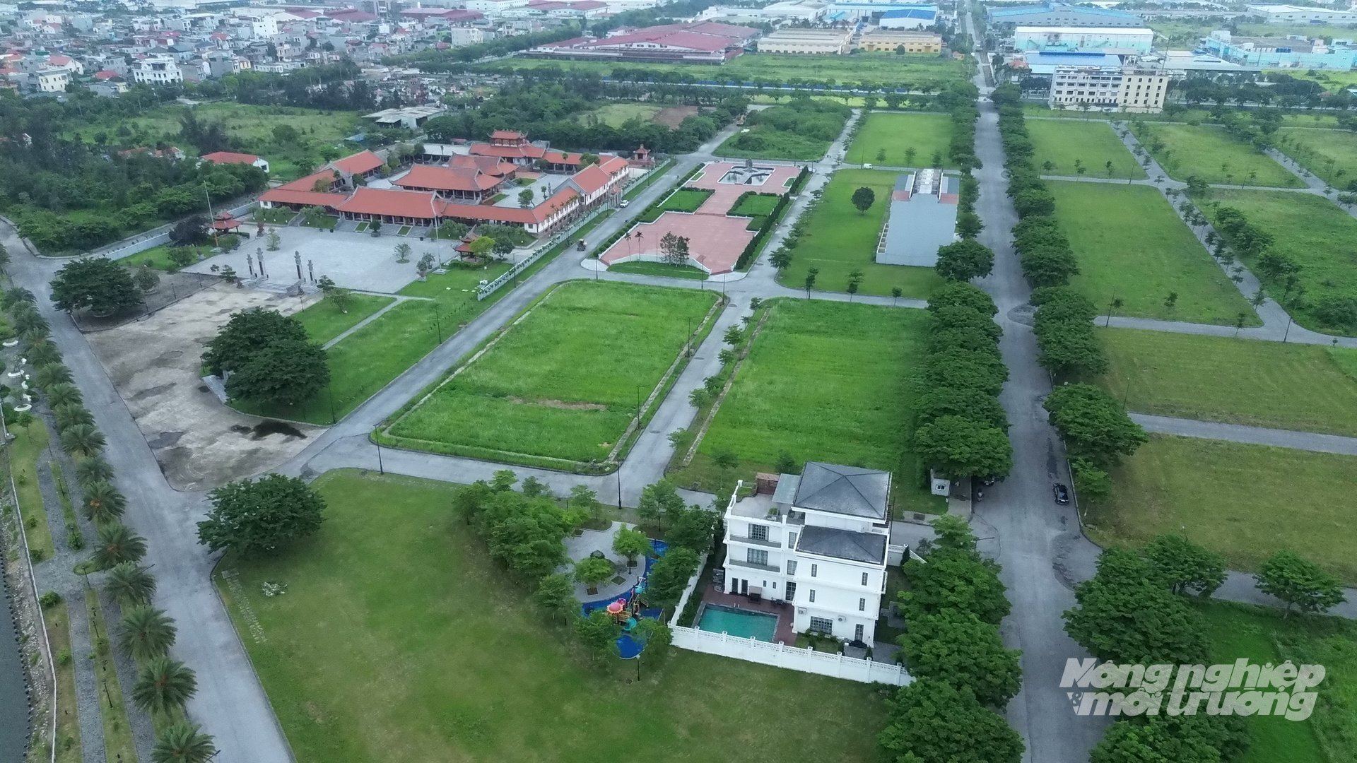 Doanh nghiệp xây dựng một cách công khai, từ hệ thống đường sá nội bộ, cây xanh, điện chiếu sáng cho đến biệt thự, những công trình đồ sộ. Ảnh: Thiên Trường.