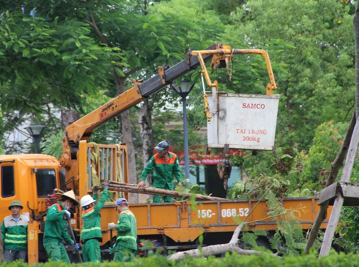 Đơn vị công ích thực hiện dọn dẹp sau bão tại khu vực dải trung tâm thành phố Hải Phòng vào sáng 23/7. Ảnh: Hoàng Phong.
