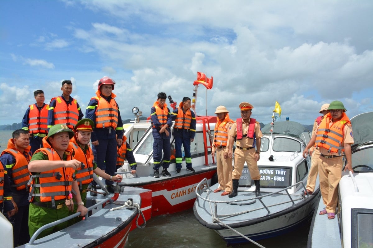Các cán bộ, chiến sĩ Công an tỉnh Quảng Ninh khắc phục khó khăn, nỗ lực tìm kiếm 2 nạn nhân còn lại. Ảnh: Công an Quảng Ninh. Các cán bộ, chiến sĩ Công an tỉnh Quảng Ninh khắc phục khó khăn, nỗ lực tìm kiếm 2 nạn nhân còn lại. Ảnh: Công an Quảng Ninh.