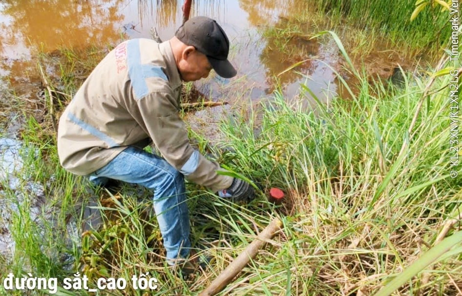 Rà soát, cắm mốc lộ giới dự án đường sắt tốc độ cao đoạn qua tỉnh Hà Tĩnh. Ảnh: Gia Hưng. Rà soát, cắm mốc lộ giới dự án đường sắt tốc độ cao đoạn qua tỉnh Hà Tĩnh. Ảnh: Gia Hưng.