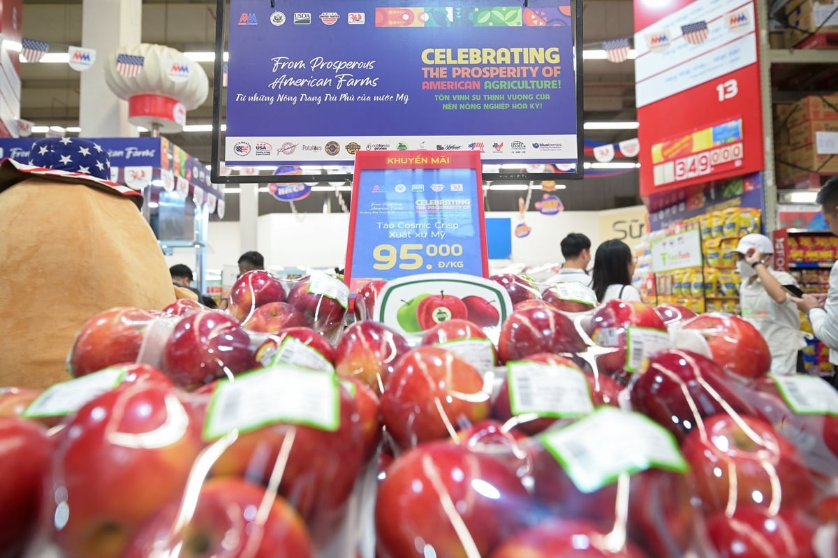 Nông sản Hoa Kỳ được bày bán và mời trải nghiệm tại siêu thị MM Mega Market Hà Nội. Ảnh: Tùng Đinh.