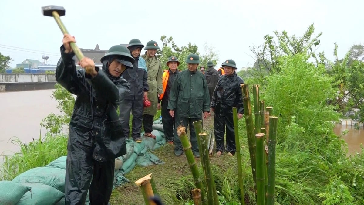 Cán bộ, chiến sỹ Bộ chỉ huy quân sự tỉnh Hưng Yên tham gia khắc phục sự cố tràn bờ bao cống Cù Là. Ảnh: Cổng thông tin điện tử xã Hồng Vũ. Cán bộ, chiến sỹ Bộ chỉ huy quân sự tỉnh Hưng Yên tham gia khắc phục sự cố tràn bờ bao cống Cù Là. Ảnh: Cổng thông tin điện tử xã Hồng Vũ.