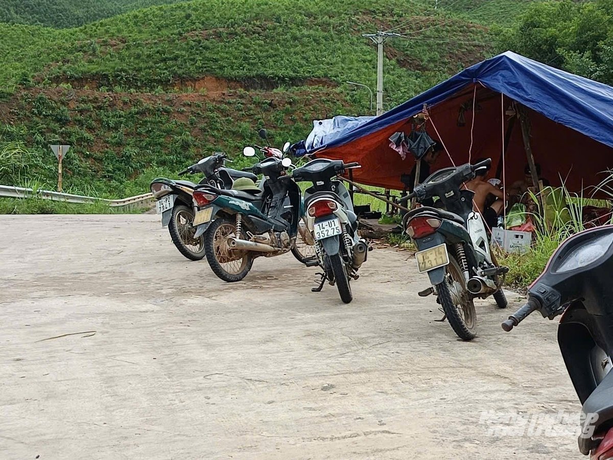 Một số người dân khu 10 Mông Dương dựng bạt để 'canh' không cho xe chở rác vào khu chôn lấp. Ảnh: Cường Vũ. Một số người dân khu 10 Mông Dương dựng bạt để 'canh' không cho xe chở rác vào khu chôn lấp. Ảnh: Cường Vũ.