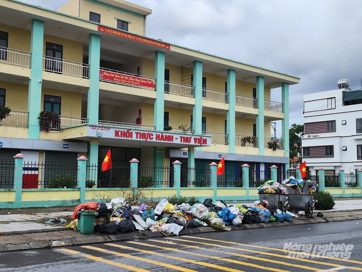 Rác tập kết trước cổng trường, mặt đường quốc lộ 18, phường Cẩm Phả. Ảnh: Cường Vũ. Rác tập kết trước cổng trường, mặt đường quốc lộ 18, phường Cẩm Phả. Ảnh: Cường Vũ.