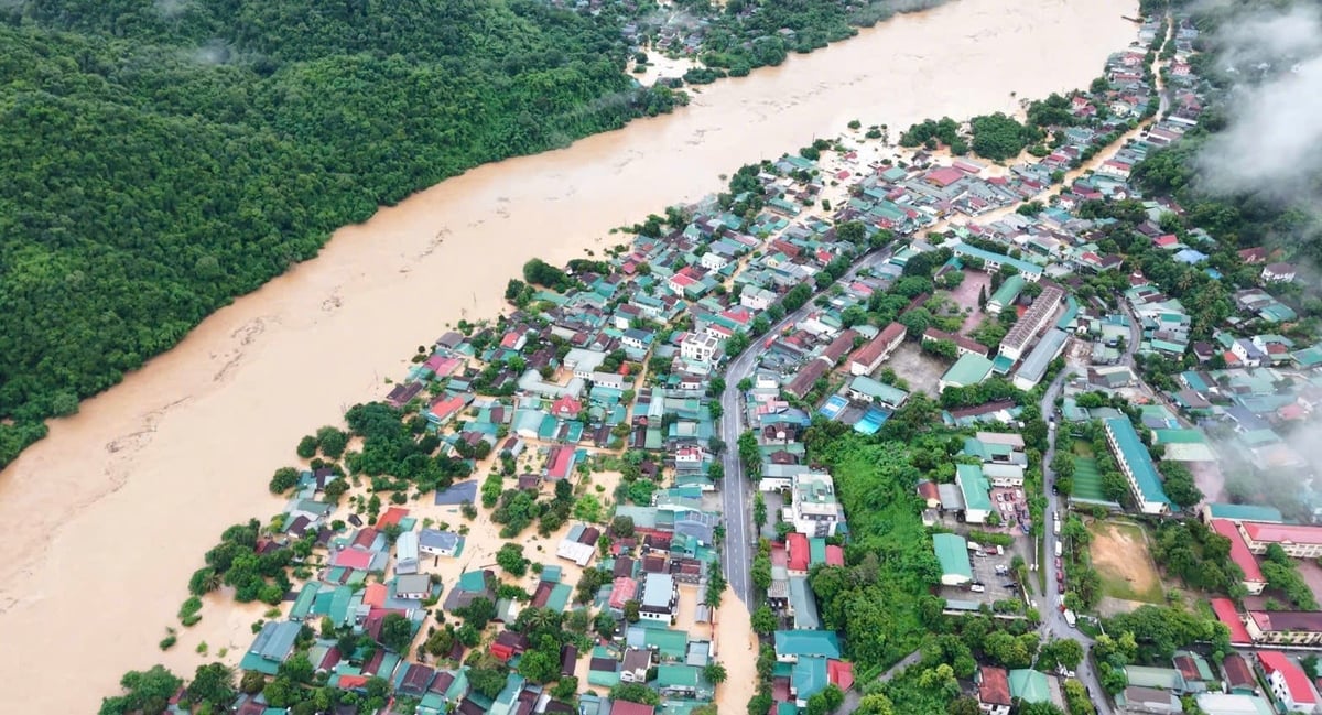 Cả một khu vực chìm trong biển nước đục ngầu. Ảnh: Việt Khánh. Cả một khu vực chìm trong biển nước đục ngầu. Ảnh: Việt Khánh.