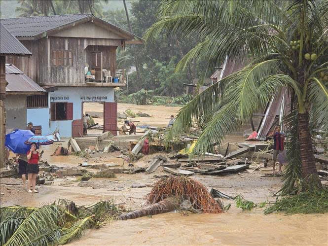 Mưa lũ gây thiệt hại về tài sản và buộc người dân phải sơ tán đền nơi an toàn tại tỉnh Luang Prabang, Lào. Ảnh: TTXVN. Mưa lũ gây thiệt hại về tài sản và buộc người dân phải sơ tán đền nơi an toàn tại tỉnh Luang Prabang, Lào. Ảnh: TTXVN.