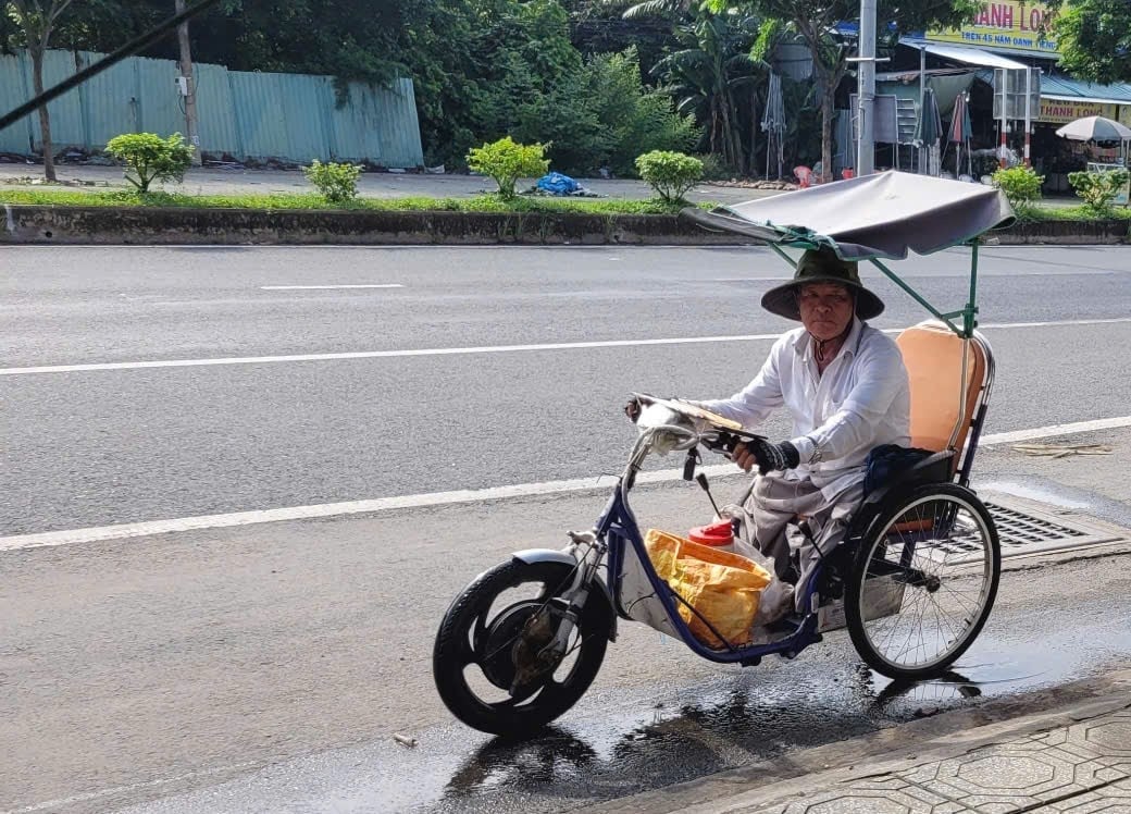 Mỗi ngày ông Minh di chuyển khoảng 10 km để bán vé số. Ảnh: Minh Đảm. Mỗi ngày ông Minh di chuyển khoảng 10 km để bán vé số. Ảnh: Minh Đảm.
