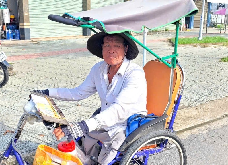 Ông Lê Văn Minh là thương binh loại nặng, mất cả hai chân nhưng vẫn quyết tâm vượt lên số phận. Ảnh: Minh Đảm. Ông Lê Văn Minh là thương binh loại nặng, mất cả hai chân nhưng vẫn quyết tâm vượt lên số phận. Ảnh: Minh Đảm.
