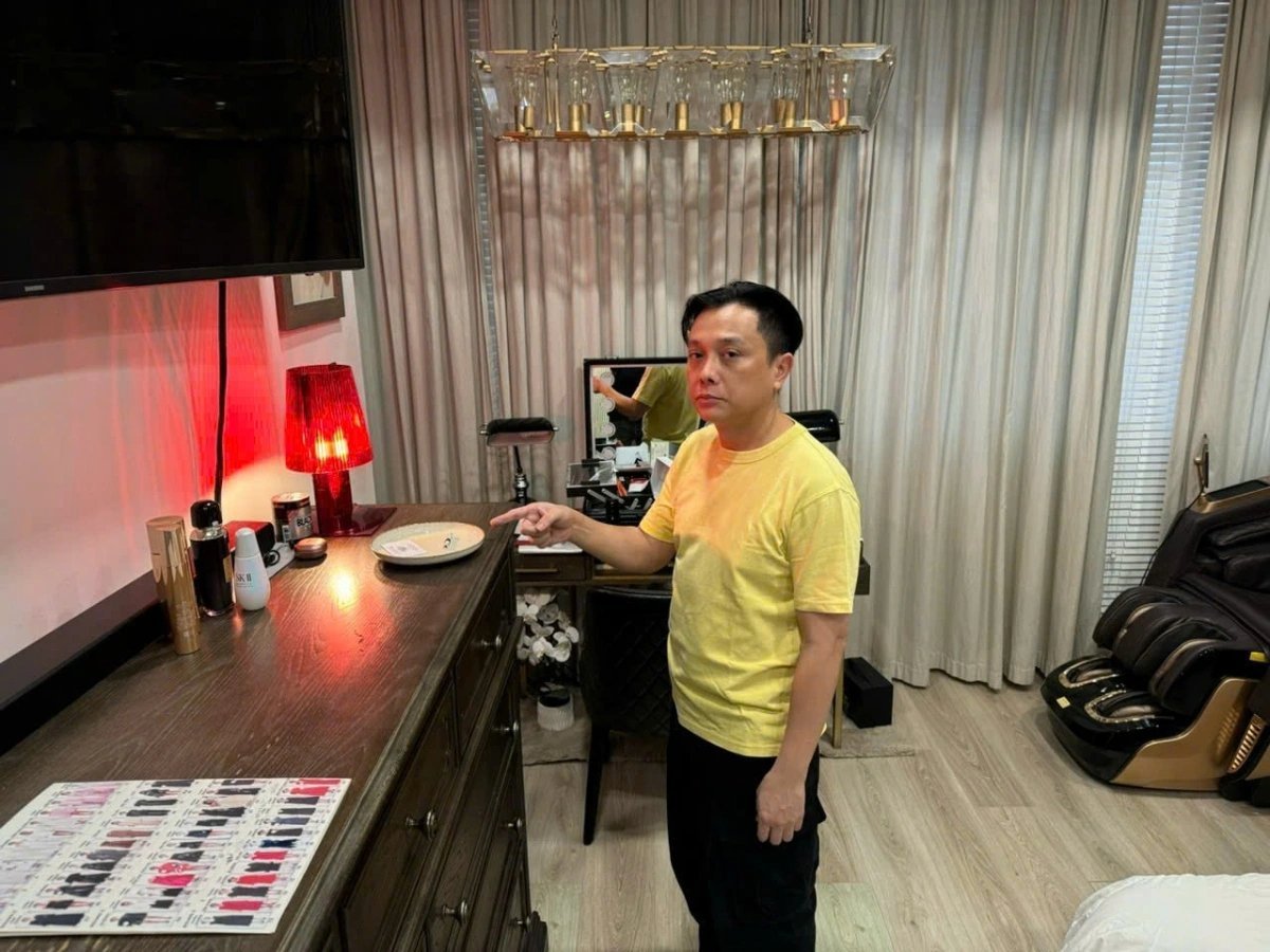 Nhà thiết kế Nguyễn Công Trí và tang vật thời điểm bị bắt quả tang. Ảnh: Công an TP.HCM. Nhà thiết kế Nguyễn Công Trí và tang vật thời điểm bị bắt quả tang. Ảnh: Công an TP.HCM.