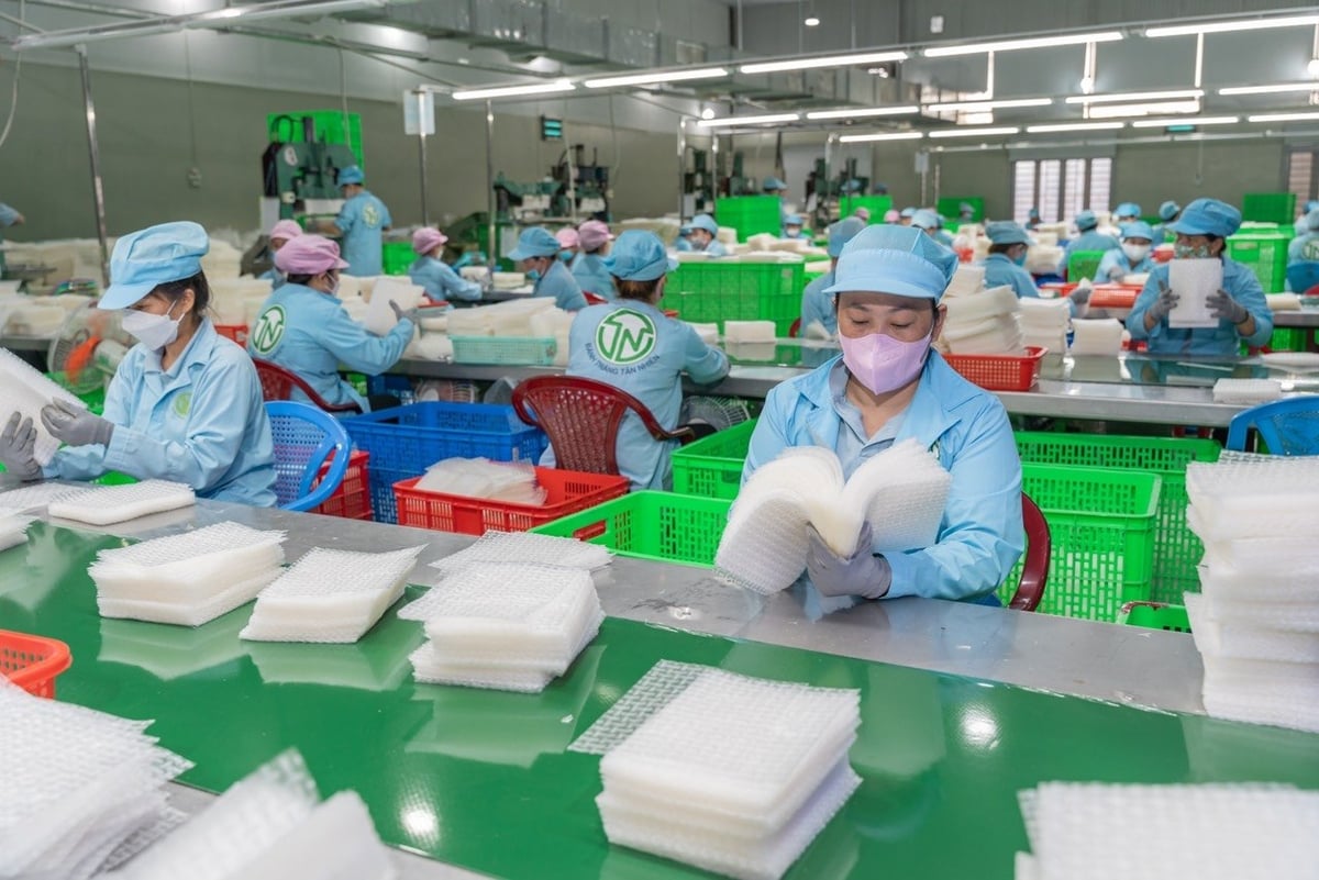 Công nhân Công ty TNHH Tân Nhiên kiểm tra chất lượng bánh tráng tại xưởng sản xuất. Ảnh: Công ty TNHH Tân Nhiên. Công nhân Công ty TNHH Tân Nhiên kiểm tra chất lượng bánh tráng tại xưởng sản xuất. Ảnh: Công ty TNHH Tân Nhiên.