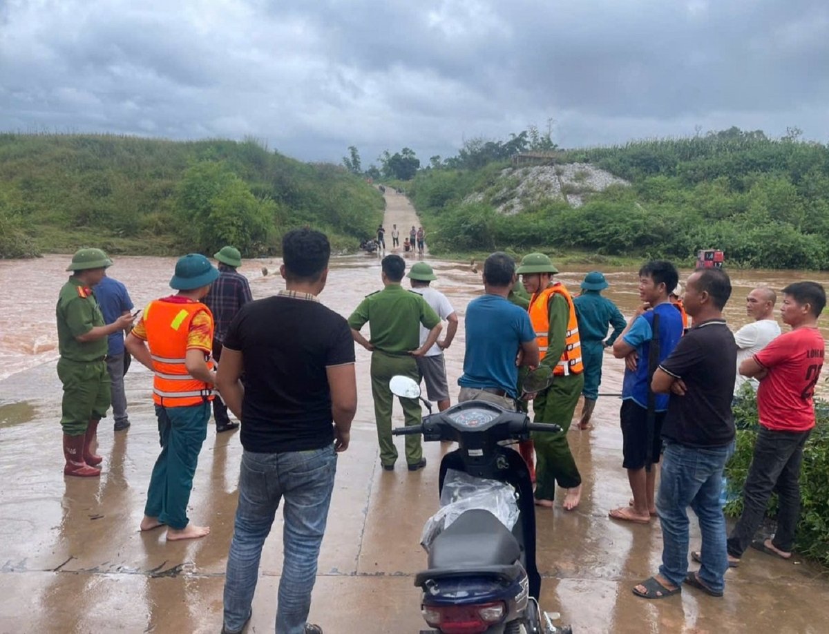 Khu vực ngầm tràn Tân Hợp nước chảy xiết nên công tác tìm kiếm cứu nạn gặp nhiều khó khăn. Ảnh: VP. Khu vực ngầm tràn Tân Hợp nước chảy xiết nên công tác tìm kiếm cứu nạn gặp nhiều khó khăn. Ảnh: VP.